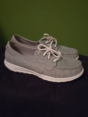 LIKE NEW Super Cute Skechers Light Grey Lace-Up Casual Sneakers